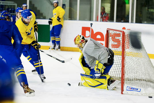 Marcus Nilson skjuter mot Jacob Markström, målvakt