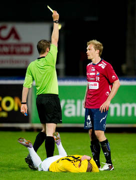 Tommy von Brömsen, Örgryte, får ett gult kort varning