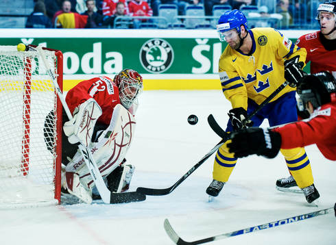 Marcus Nilson, Sverige, och Tobias Stephan, målvakt,
