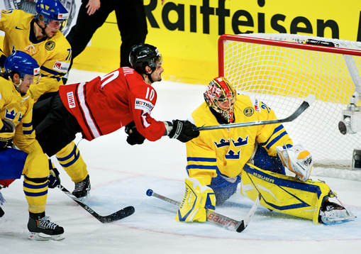 Andreas Ambuhl, Schweiz, och Jacob Markström, målvakt,