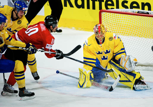 Andreas Ambuhl, Schweiz, och Jacob Markström, målvakt,
