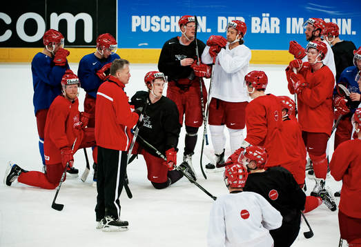 Pär Bäckman, förbundskapten, ger instruktioner till