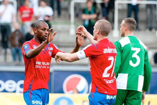 René Makondele kramas om av Christoffer Andersson,