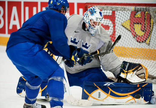 Jonas Gustavsson, målvakt, räddar ett skott