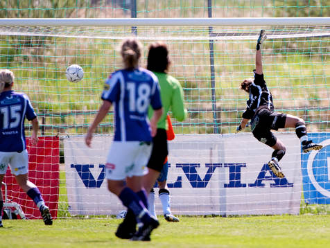 Stéphanie Öhrström, målvakt Jitex och Matilda Forslund,