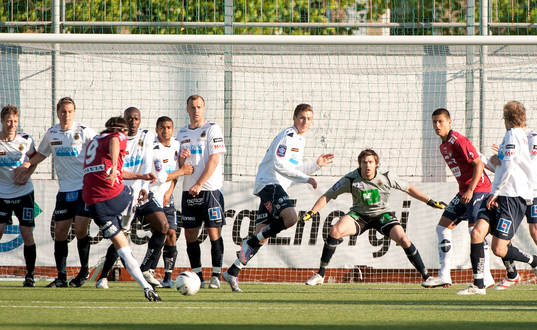 Pavel Zavadil, Örgryte, slår en frispark