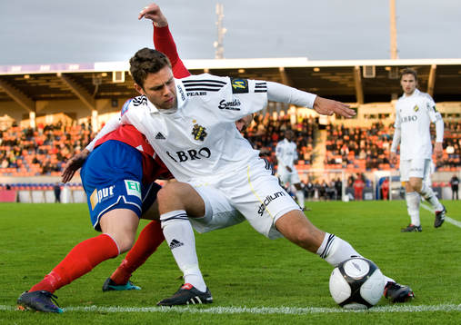 Christoffer Eriksson, AIK, håller undan för Freddy Borg,
