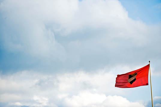Flagga, himmel, moln, genre