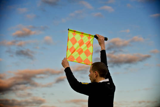 Assisterande domare, flagga, himmel, moln, genre