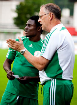 Lars Lagerbäck, förbundskapten Nigeria pratar med Obafemi