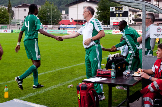Lars Lagerbäck, förbundskapten Nigeria skakar hand med