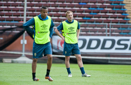 Träning på Råsunda. Martin Olsson och Sebastian Larsson