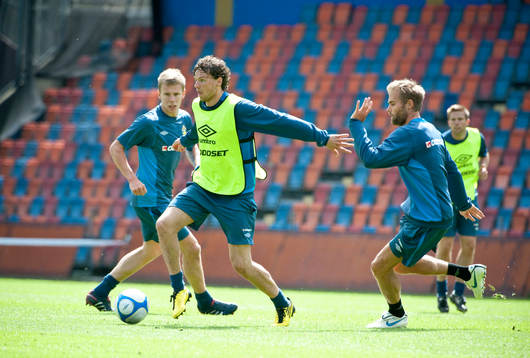 Träning på Råsunda. Marcus Berg och Olof Mellberg
