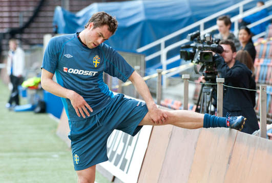 Träning på Råsunda. Johan Elmander stretchar sina