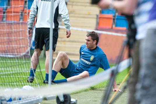 Träning på Råsunda. Johan Elmander kliver av träningen