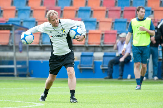 Träning på Råsunda. Erik Hamrén, förbundskapten