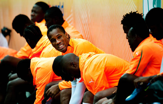 Didier Drogba snörar på sig skorna
