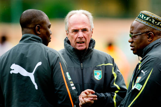 Sven-Göran Eriksson, förbundskapten pratar med andra