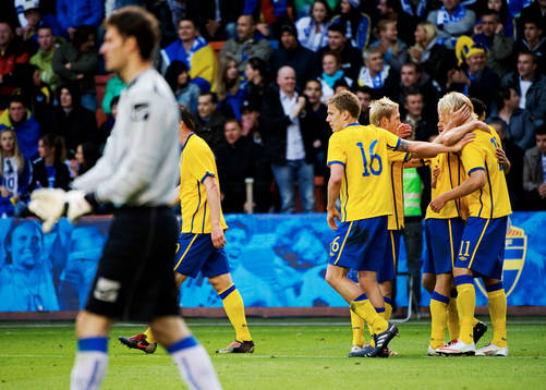 Ola Toivonen, Sverige, gratuleras till sitt 1-0-mål