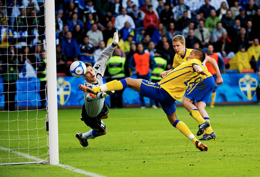 Martin Olsson, Sverige, gör 2-1 bakom Asmir Begovic,