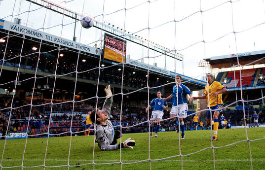 Martin Olsson, Sverige, gör 3-1 bakom Asmir Begovic,