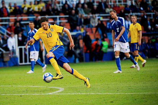 Marcus Berg, Sverige, får ett friläge som han gör mål i