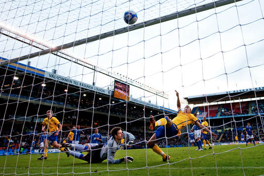 Martin Olsson, Sverige, gör 2-1 bakom Asmir Begovic,
