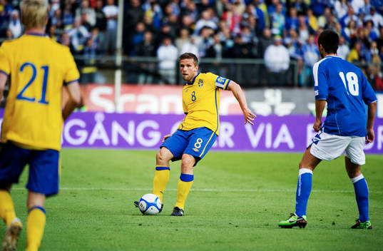 Anders Svensson, Sverige, passar bollen