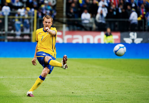 Sebastian Larsson, skjuter