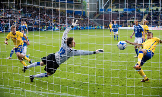 2-1 Martin Olssom, som precis kommit in på plan, Bosniens