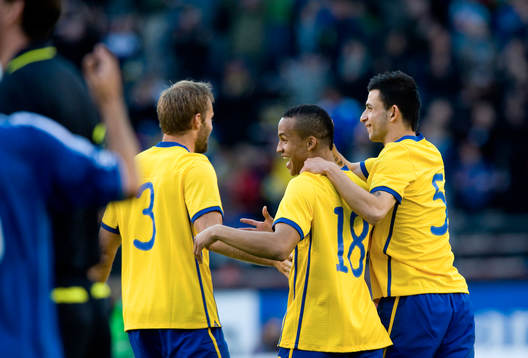 2-1 Martin Olsson som grattas av Olof Mellberg och Behrang