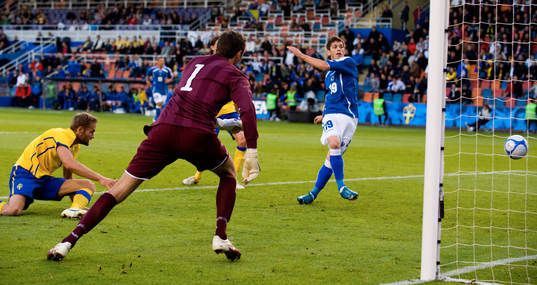 Andreas Isaksson,målvakt, tvingas släppa in 2-3