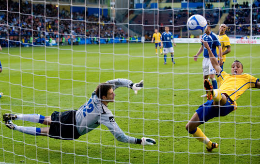 2-1 Martin Olssom, som precis kommit in på plan, Bosniens