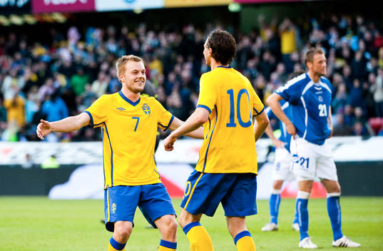 Sebastian Larsson möter upp Marcus Berg med en kram