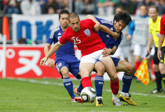 Joe Cole, England och Yuto Nagatomo, Japan i närkamp