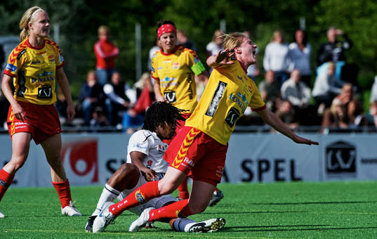 Rita Chikwelu, Umeå, fäller Kirsten van de Ven, Tyresö