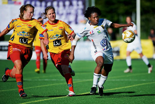 Tvåmålsskytten Rita Chikwelu, Umeå, har fokus på bollen