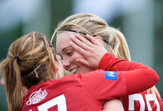 2-1 frispark Gudny Björk Odinsdottir, får grattiskram av