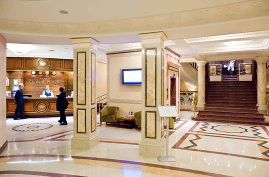 Spelarhotellet Crowne Plaza i Minsk. Interiör, reception