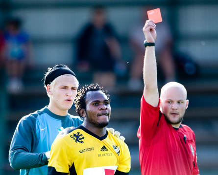 Guyguy Lema får rött kort (Utvisning) av Sebastian