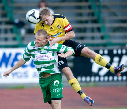 Bobby Alm Nilsson i luftduell