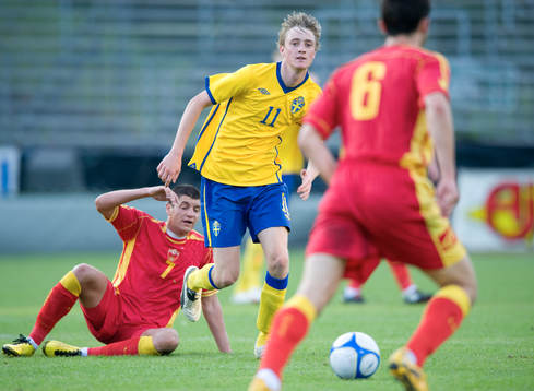 Rasmus Jönsson mot två Montenegro-spelare