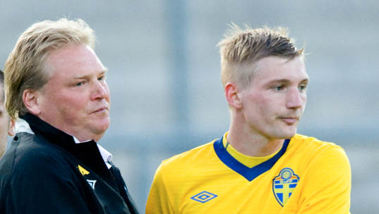 Jörgen Lennartsson grattar Sebastian Eriksson