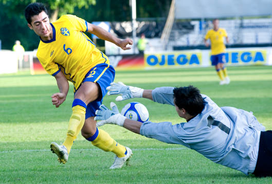 Jiloan Hamad mot Vladan Giljen, målvakt, Montenegro