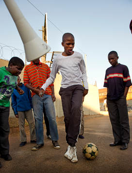 Khulekani Mawelele, trixar med bollen med sina kompisar