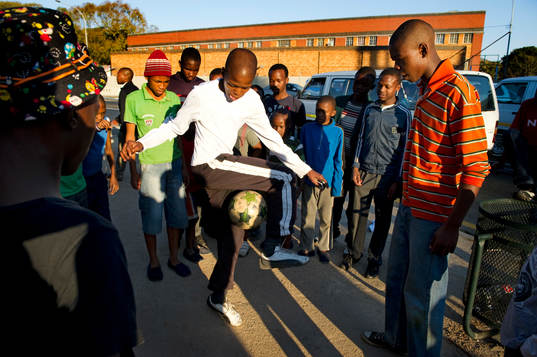 Khulekani Mawelele, trixar med bollen med sina kompisar