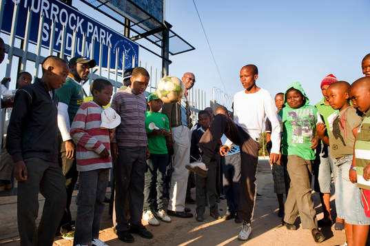 Khulekani Mawelele, trixar med bollen med sina kompisar