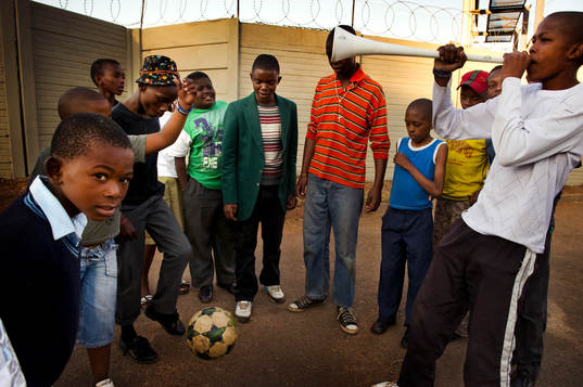 Khulekani Mawelele, blåser i vuvuzela och kompisarna