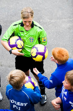 Sara Persson, domare med bollkallar, knattar