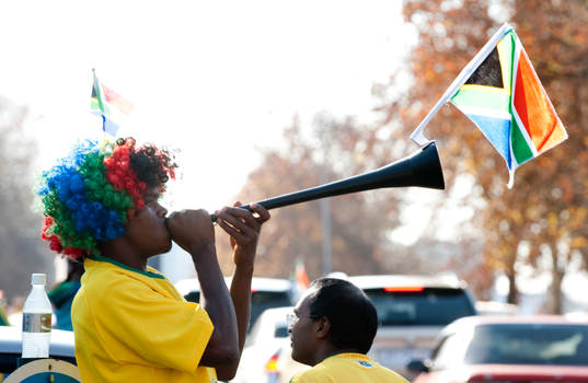 Supporter blåser i en vuvuzela